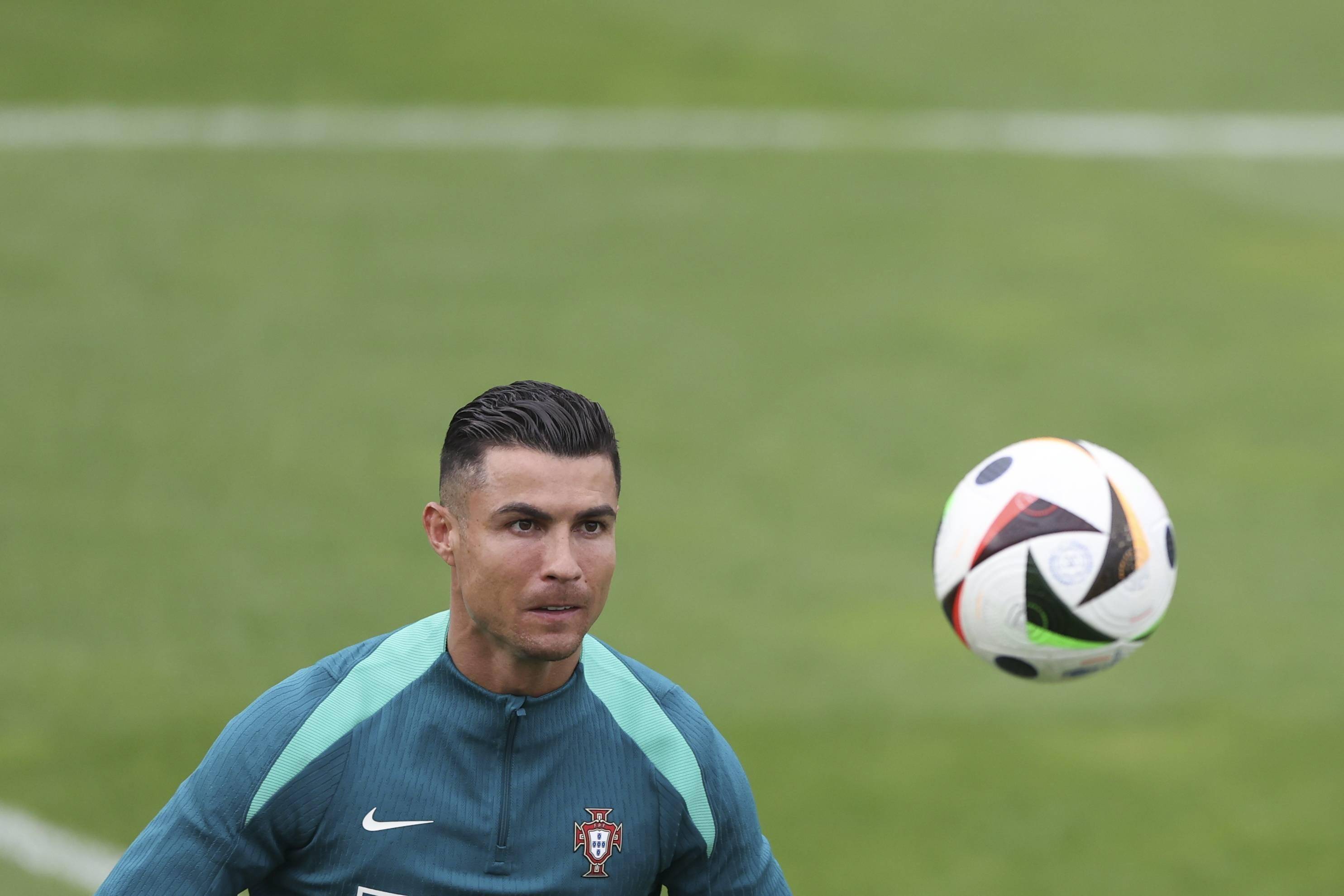 包含葡萄牙队长受伤，欧洲杯前景蒙上阴影的词条