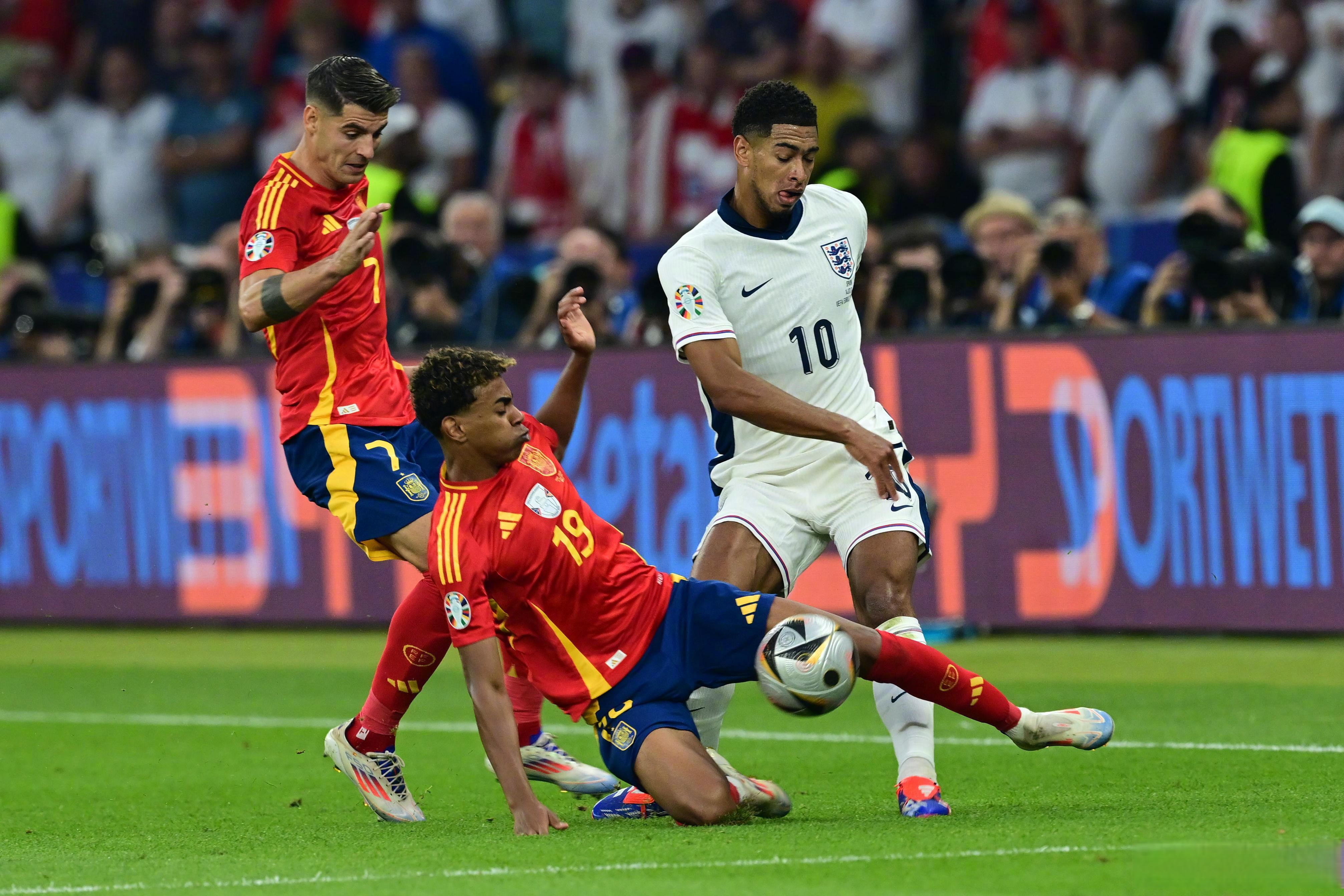 西班牙国家队实力碾压，轻松跻身欧洲足球赛半决赛