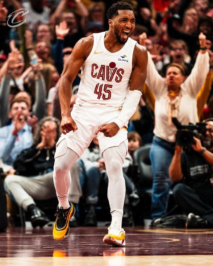 公牛复出首战，魔术状态火爆，米切尔成为焦点！